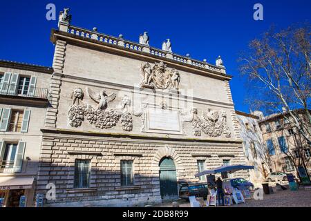 AVIGNON, FRANCE - Mars, 2018 : artiste vendre ses œuvres à côté de l'Hôtel de la monnaie à la place du Palais Banque D'Images