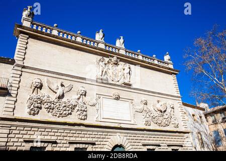 AVIGNON, FRANCE - Mars, 2018 : façade joliment décorées de l'Hôtel de la monnaie à la place du Palais à Avignon Banque D'Images