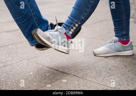 Les gens saluant pendant la quarantaine de Covid-19 de distanciation sociale Banque D'Images