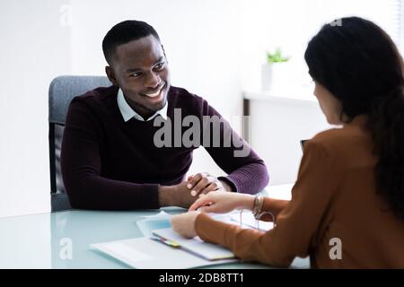 Jeune Conseiller financier facture discuter avec son client sur le lieu de travail Banque D'Images