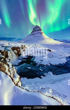 Aurores boréales au-dessus de Kirkjufell, péninsule de Snaefellsnes, Islande Banque D'Images