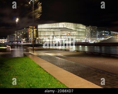 La nouvelle bibliothèque publique Bjørvika d'Oslo la nuit Banque D'Images