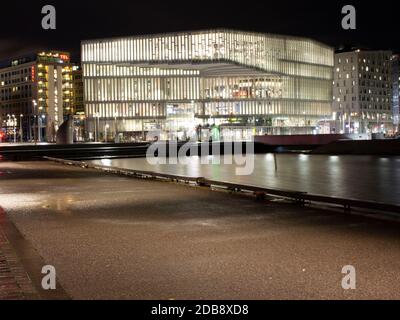 La nouvelle bibliothèque publique Bjørvika d'Oslo la nuit Banque D'Images