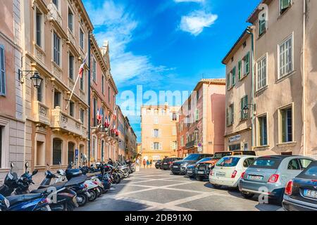 SAINT-TROPEZ, FRANCE - 16 AOÛT : promenade dans les rues de Saint-Tropez, Côte d'Azur, France, 16 août 2019. La ville est célèbre dans le monde entier Banque D'Images