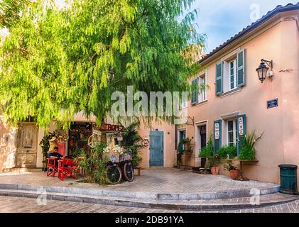 SAINT-TROPEZ, FRANCE - 16 AOÛT : promenade dans les rues de Saint-Tropez, Côte d'Azur, France, 16 août 2019. La ville est célèbre dans le monde entier Banque D'Images