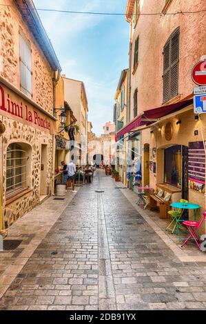 SAINT-TROPEZ, FRANCE - 16 AOÛT : promenade dans les rues de Saint-Tropez, Côte d'Azur, France, 16 août 2019. La ville est célèbre dans le monde entier Banque D'Images