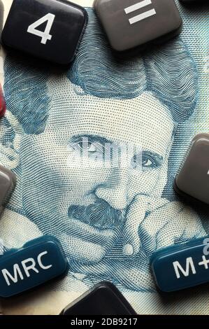 Gros plan sur le billet de banque serbe avec le portrait de Nikola Tesla Banque D'Images