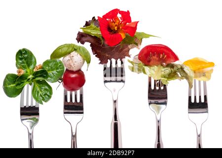 Salade différente sur une fourchette isolée en blanc Banque D'Images
