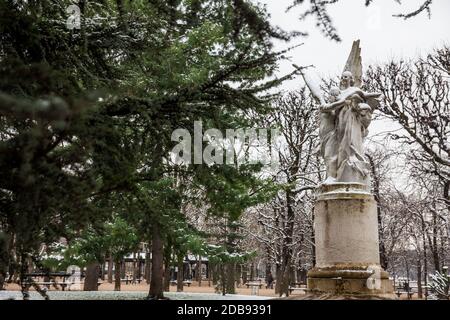 PARIS, FRANCE - Mars, 2018 : Leconte de Lisle au Palais du Luxembourg statue dans un jardin d'hiver gel jour jour juste avant le printemps Banque D'Images