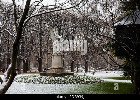 PARIS, FRANCE - Mars, 2018 : Leconte de Lisle au Palais du Luxembourg statue dans un jardin d'hiver gel jour jour juste avant le printemps Banque D'Images