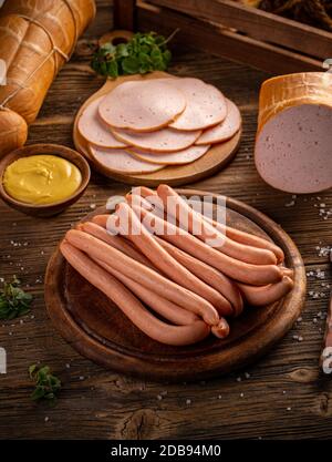 Tranches de viande de charcuterie et saucisses de Frankfurter servies avec de la moutarde Banque D'Images