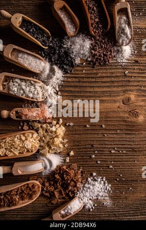 Sels de mer, sels fumés, cristaux de sel himalayen noir et rose sur fond de bois Banque D'Images