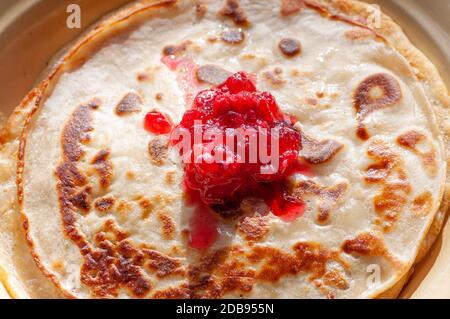 Crêpes sur des assiettes décorées de confiture de baies Banque D'Images