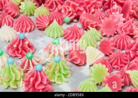 Dessert thaï traditionnel ou bien connu sous le nom d'« Arlua » ou de bonbons Aalaw doux au ton coloré Banque D'Images