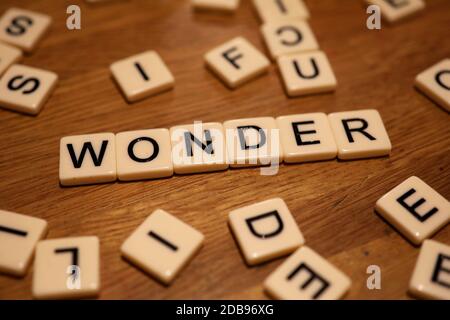 Wonder écrit en carreaux d'alphabet sur une table à Chichester, West Sussex, Royaume-Uni. Banque D'Images