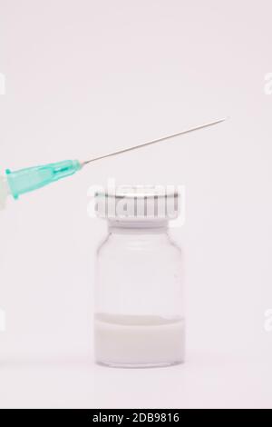 Seringue et vaccin en verre taro, fermé isolé sur fond blanc Banque D'Images