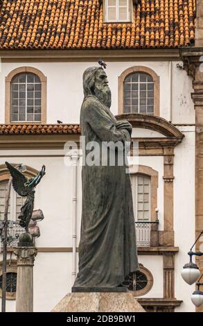 Rio de Janeiro, Brésil - 26 décembre 2008 : quartier El Centro. Gros plan de la statue de Tiradentes en bronze devant le Palacio Tirandentes et le mur blanc de Banque D'Images