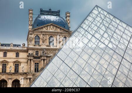 PARIS, FRANCE - Mars, 2018 : La pyramide du Louvre dans une journée d'hiver gel juste avant le printemps Banque D'Images