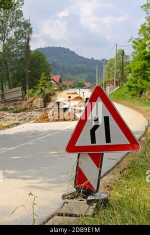 Côté endommagé de la route après le flot destructeur Banque D'Images