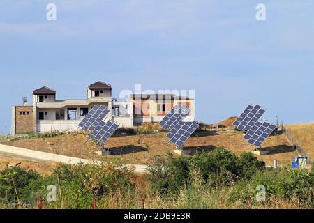 Système de modules solaires et de nouvelles maisons dans les zones rurales Banque D'Images