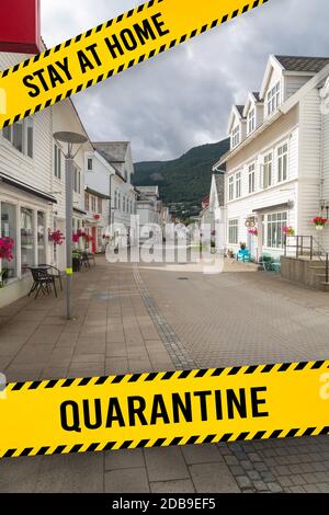 Nordfjordeid, Norway - Juillet 2016 : rue principale de la ville avec un Nordfjordeid retro blanc bâtiments. La rue sinueuse avec Vieux nice maisons blanches dans histor Banque D'Images