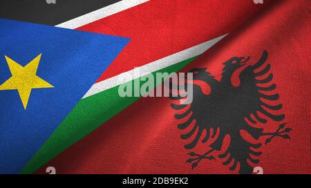 Soudan du Sud et Albanie deux drapeaux tissu textile, texture de tissu Banque D'Images