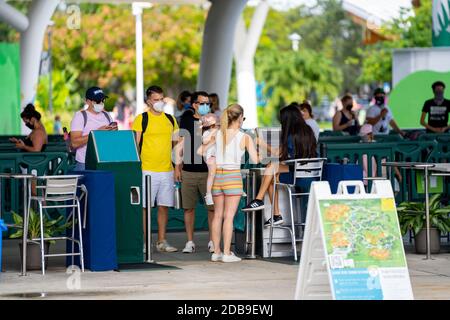 MIAMI, FL, USA - 14 NOVEMBRE 2020 : des foules de personnes en ligne se rendant au zoo de Miami qui a récemment rouvert pendant la pandémie du coronavirus Covid 19 avec soc Banque D'Images