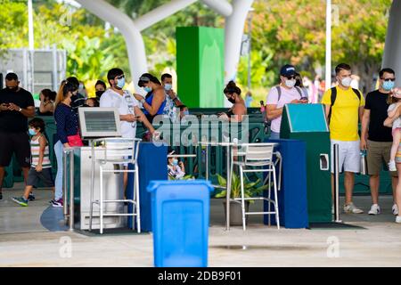 MIAMI, FL, USA - 14 NOVEMBRE 2020 : des foules de personnes en ligne se rendant au zoo de Miami qui a récemment rouvert pendant la pandémie du coronavirus Covid 19 avec soc Banque D'Images