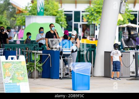 MIAMI, FL, USA - 14 NOVEMBRE 2020 : des foules de personnes en ligne se rendant au zoo de Miami qui a récemment rouvert pendant la pandémie du coronavirus Covid 19 avec soc Banque D'Images