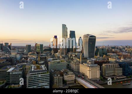 Tower Bridge HDR vue aérienne drone à l'heure dorée avec Canary Wharf skyline, Londres Royaume-Uni Banque D'Images