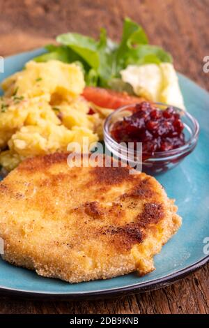 céleri schnitzel avec salade de pommes de terre et canneberges Banque D'Images