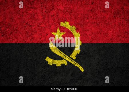 Drapeau Angola peint sur le mur de béton fissuré grunge Banque D'Images