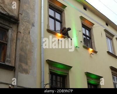 Un monument de la ville de Lviv. Les inventeurs d'une lampe à kérosène Banque D'Images