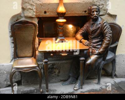 Un monument de la ville de Lviv. Les inventeurs d'une lampe à kérosène Banque D'Images