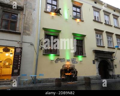 Un monument de la ville de Lviv. Les inventeurs d'une lampe à kérosène Banque D'Images