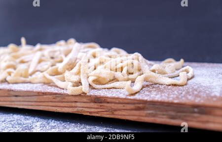 pâtes brutes sur table en bois avec goupille à roulettes et coupe-roues Banque D'Images