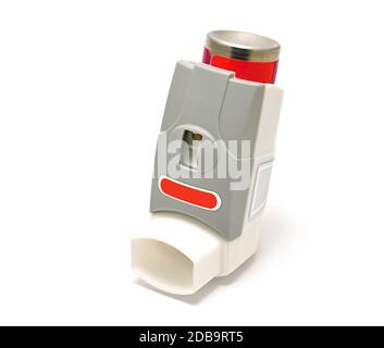 Inhalateur pour asthme médicinal sur fond blanc. Banque D'Images