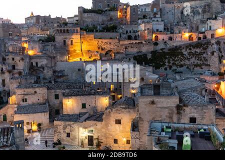 Matera, Italie - 20 septembre 2019: Paysage de nuit de la Sassi de Matera un quartier historique iin la ville de Matera bien connu pour leur ancienne cav Banque D'Images