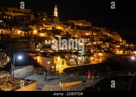 Matera, Italie - 19 septembre 2019: Paysage de nuit de la Sassi de Matera un quartier historique iin la ville de Matera bien connu pour leur ancienne cav Banque D'Images