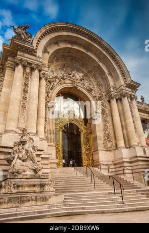 PARIS, FRANCE - Mars, 2018 : Petit Palais dans une journée d'hiver nuageux juste avant le printemps Banque D'Images