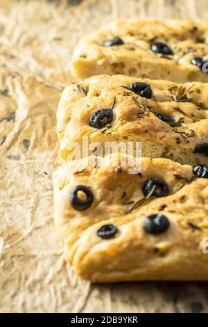 Focaccia italienne maison. Pâtisseries italiennes traditionnelles avec olives noires. Banque D'Images