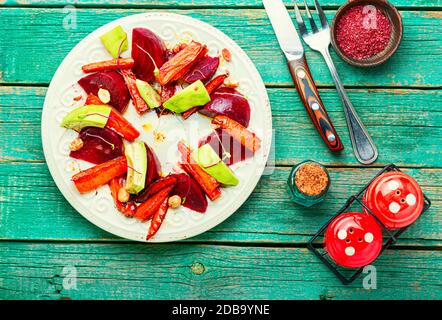 Salade de carottes caramélisées, avocat, betteraves et noix. Banque D'Images