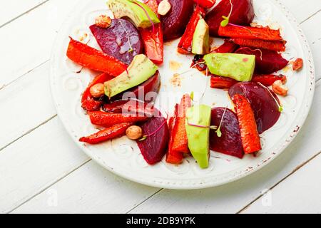 Salade de régime avec carottes caramélisées, avocat et betteraves.salade fraîche Banque D'Images