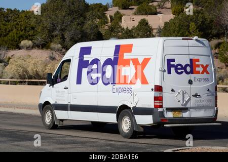 Un camion FedEx (Federal Express) effectue des livraisons à Santa Fe, au Nouveau-Mexique. Banque D'Images