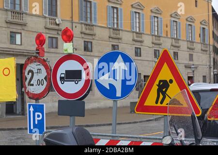 Panneaux de signalisation Diversion Road Works in City Banque D'Images