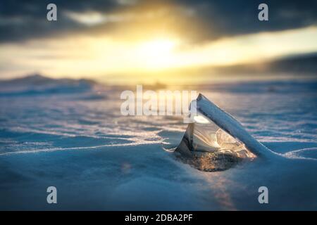 Glace brise-glace naturelle sur lac d'eau gelé, Baikal Russie hiver saison paysage naturel fond Banque D'Images