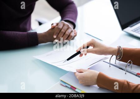 Jeune Conseiller financier facture discuter avec son client sur le lieu de travail Banque D'Images