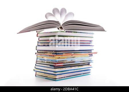 Pile de livres pour enfants isolés sur blanc Banque D'Images