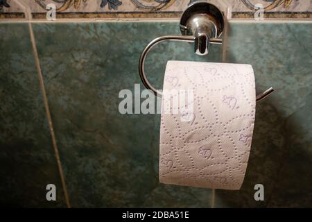 rouleau de toilettes sur le mur dans la salle de bains Banque D'Images