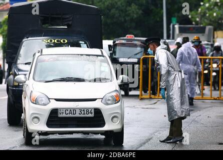 Colombo, Sri Lanka. 16 novembre 2020. Un agent de police vérifie les véhicules dans une zone verrouillée en raison d'une augmentation des cas COVID-19 à Colombo, Sri Lanka, le 16 novembre 2020. Crédit: Ajith Perera/Xinhua/Alamy Live News Banque D'Images